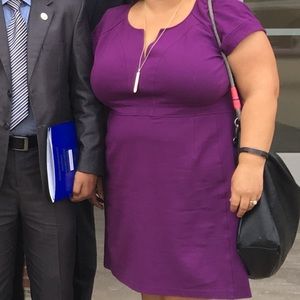 Tocca V-neck, short-sleeve fuchsia knit shift dress. Flattering seam detail GUC